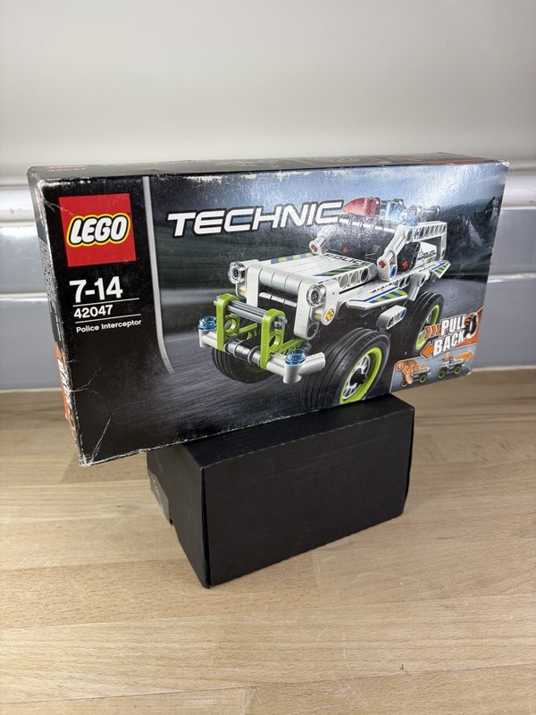 Lego Technic 42047 Police Interceptor Pull Back Action NEW IN SEALED BOX