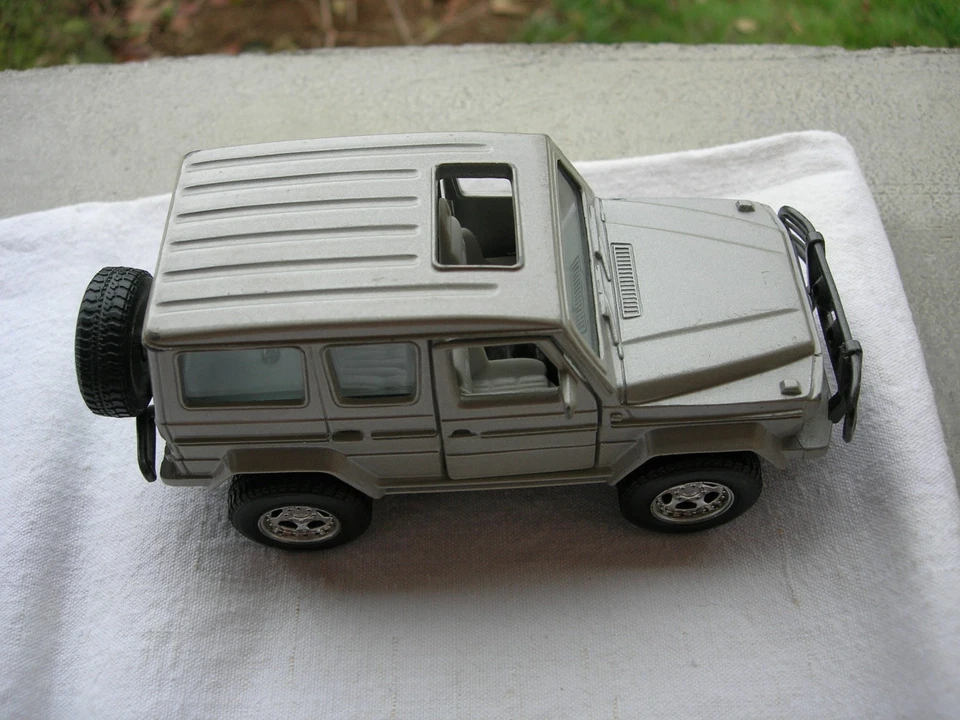 voiture 1/32: MERCEDES - BENZ 300GD a friction sur les 4 roues . - Photo 3/4