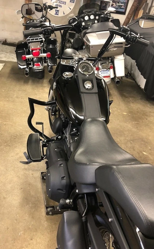 Protector de motor choque HighwayBar apto para Harley Softail Slim Heritage Fatboy Lo 2000-17 Foto 4 de 4