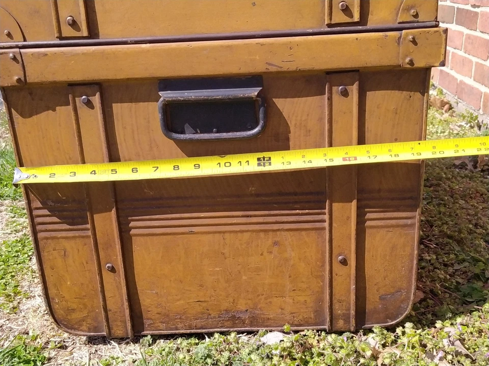 Antiguo baúl de viaje de acero inglés mesa de centro de metal 28x20" Steampunk antiguo Foto 4 de 4