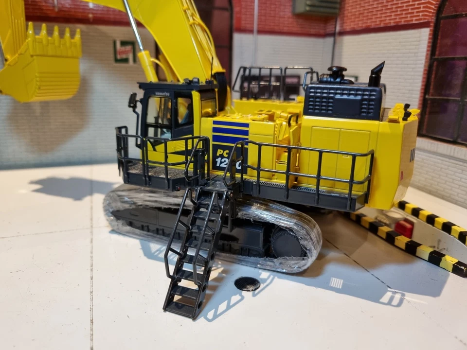 1:50 Komatsu PC1250-11 Backhoe Detailed Diecast Scale Model NZG 999 - Image 4 of 4