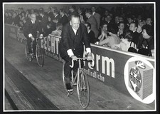 Photography Frankfurt/Main, old men on road bikes racing, bicycle 