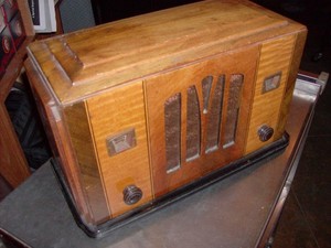 BEAUTIFUL 1940S COLLECTORS RADIO (L@@K!)
