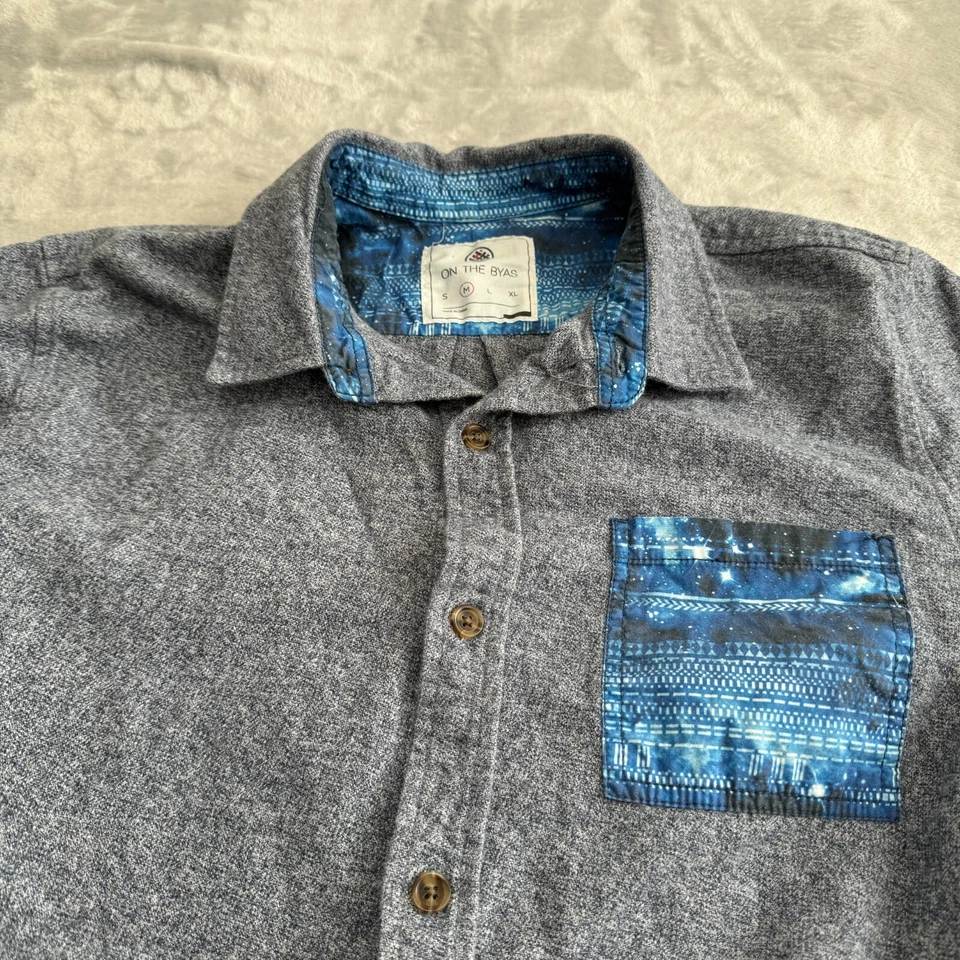 Camisa masculina ON THE BYAS cinza média camurça flanela botão para cima bolso de contraste - Imagem 3 de 4