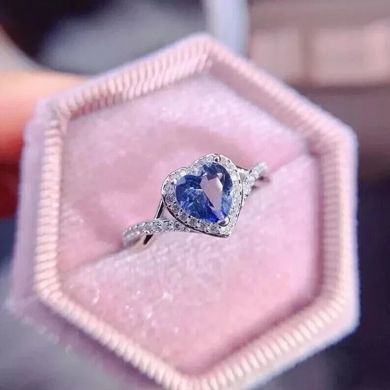 Anillo halo de tanzanita azul simulado corte corazón de 2,0 quilates para mujer enchapado en oro blanco de 14 k Foto 3 de 4