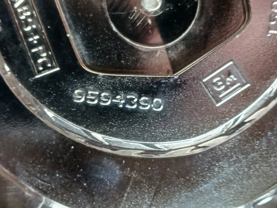 Cadillac DeVille DHS 2003-2005 tapa central cromada OEM #9594390 Foto 4 de 4