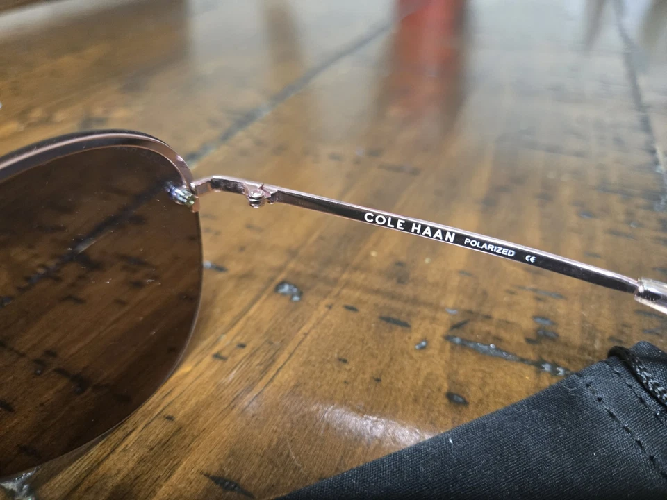 Gafas de sol estilo aviador polarizadas en oro rosa para mujer Cole Haan Foto 3 de 4