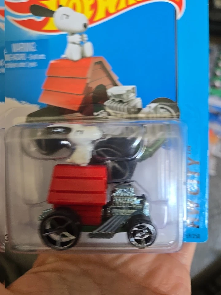 Hot Wheels 2015 HW City Series Peanuts Snoopy con caseta para perros Foto 2 de 4