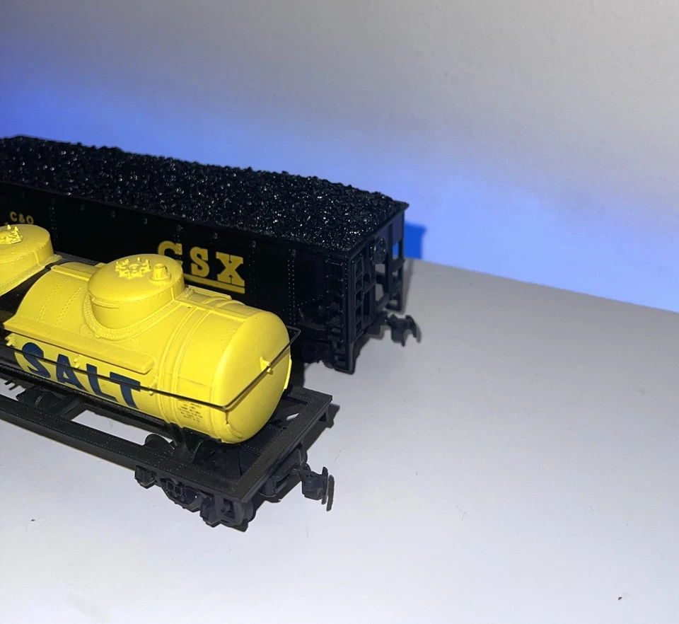 Bachmann HO scale Tank Car & 4 Bay Hopper with load - Image 2 of 4