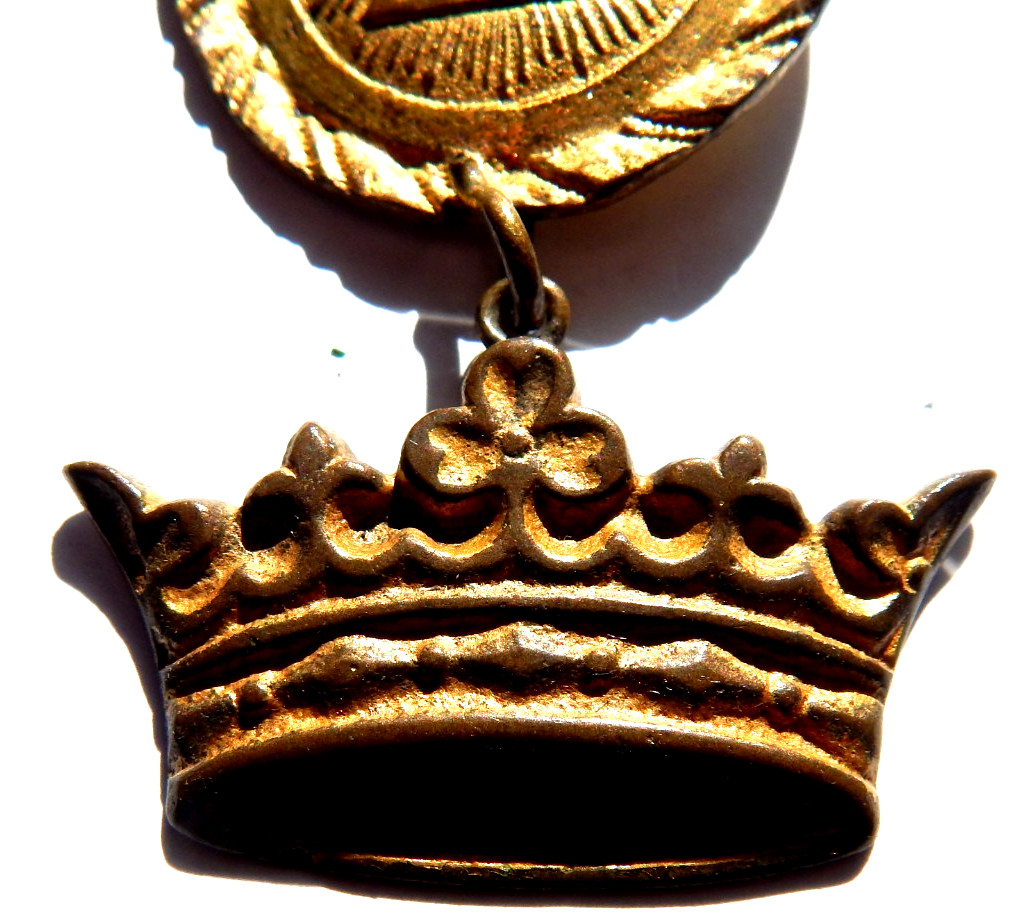 VINTAGE KNIGHTS TEMPLAR TWO PIECE CROWN & CROSS RED AND GOLD REAR HOOK 4 HANGING