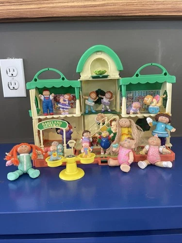 1984 Vintage Cabbage Patch BABYLAND GENERAL Hospital playset With 19 Figurines