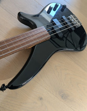Yamaha Fretless Bass Guitar