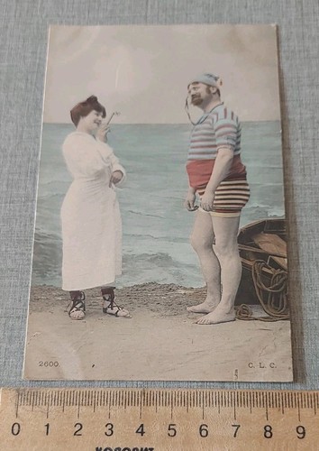 Old postcard man and woman at sea - Picture 2 of 3