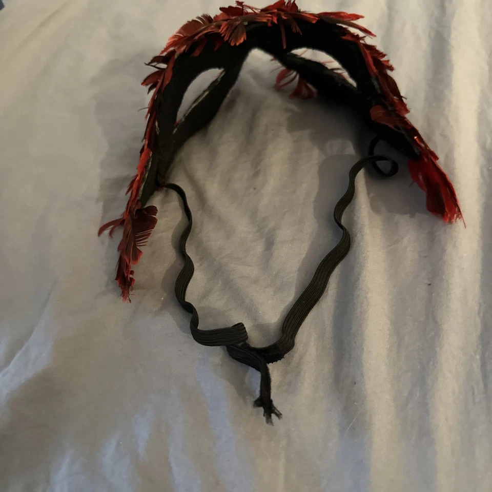 Masquerade red feather mask - Image 4 of 4