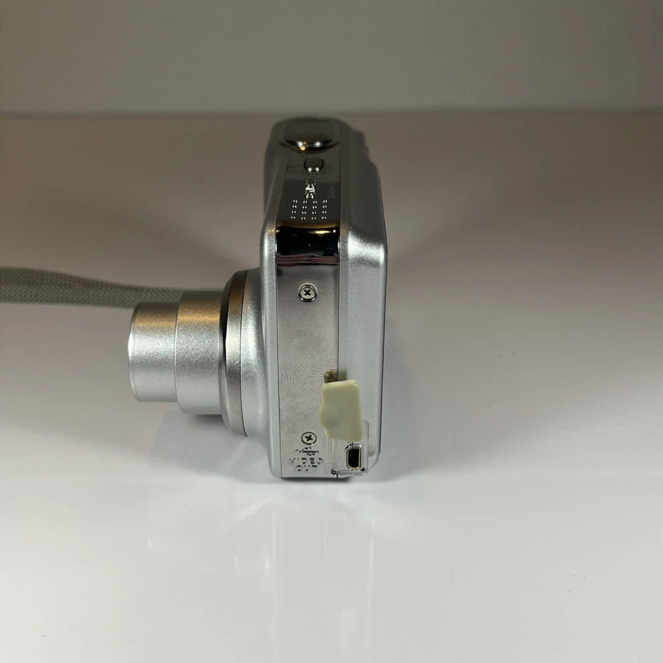 Nikon COOLPIX L4 Digital Camera - TESTED WORKING! - Image 2 of 4