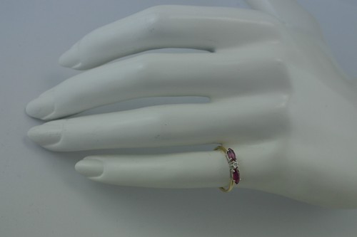 Ring - Gelbgold 333er 8 Karat - mit „Diamant" & 2 Rubine (50 (15,9 mm Ø) - Bild 4 von 7