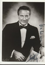 Victor Borge (d.1982) Signed 5x7 Photograph Autographed Photo BAS