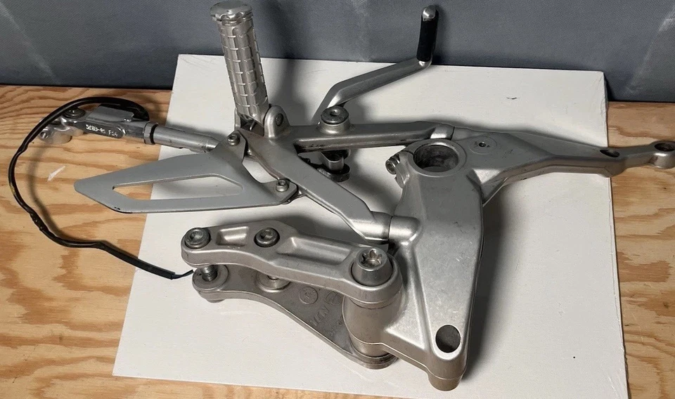 Pies ajustables Ducati Panigale V2 2020-2023 - COMO ESTÁN Foto 3 de 4