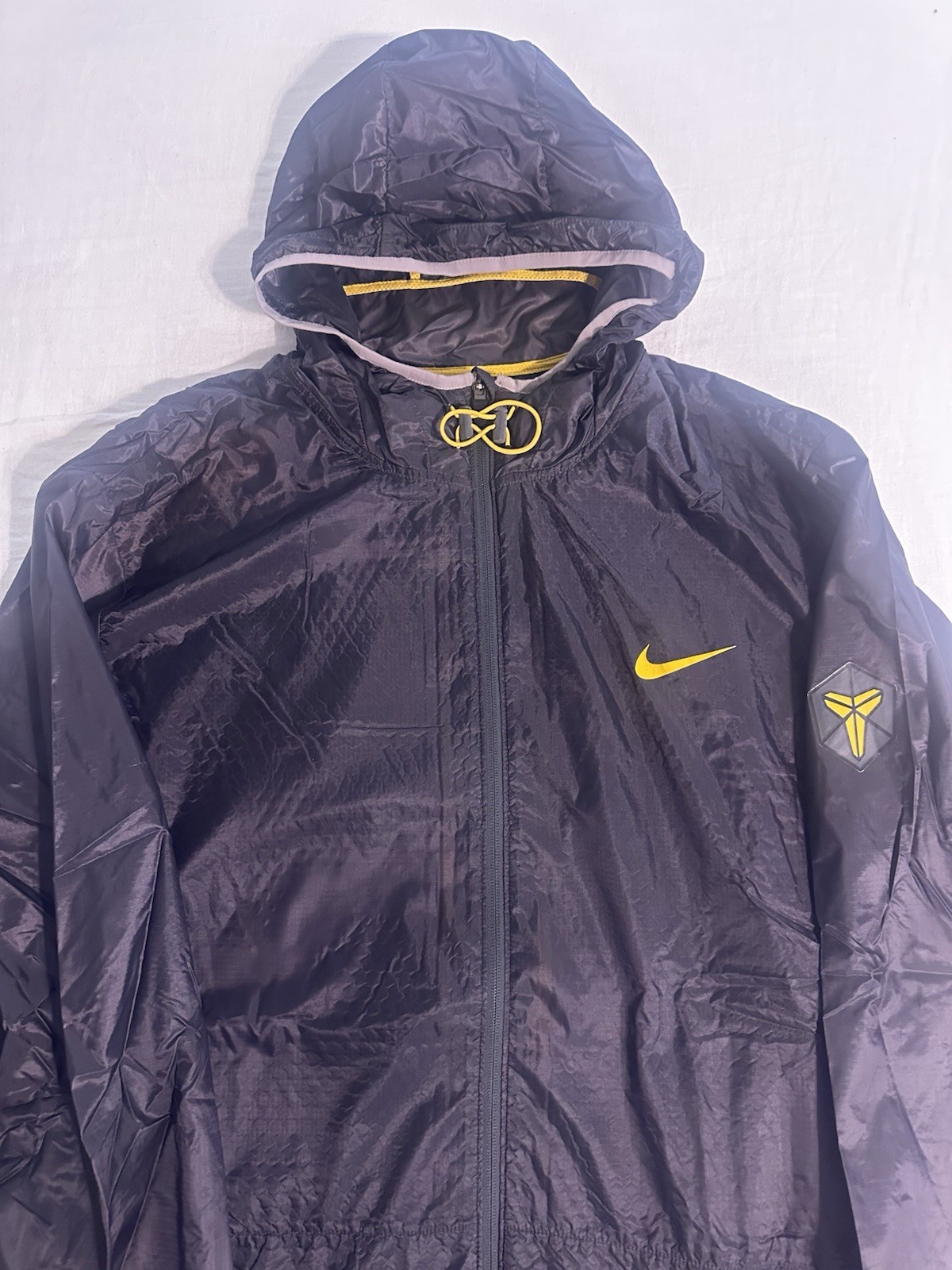 SACAI X NIKE Giacca a vento Kobe Bryant Mamba Nike foderata full zip con cappuccio nero oro taglia 3XL