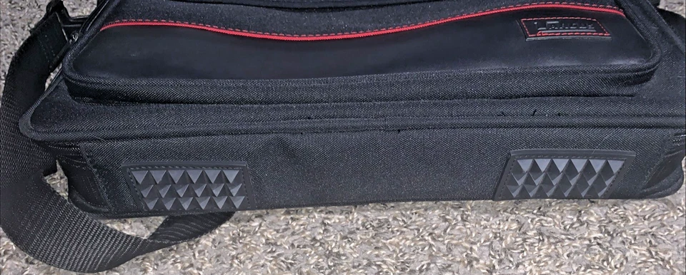 TARGUS Multi-bolsillo Portátil Estuche Bolsa con Correa para el Hombro Modelo CUN1 Rojo NEGRO Foto 2 de 3