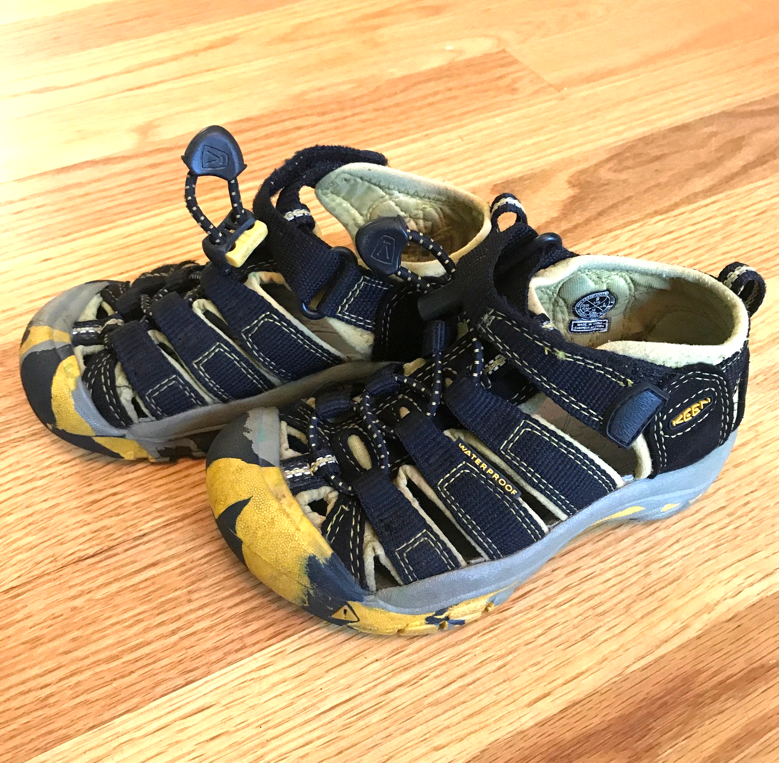 Sandali Keen Boys Big Kids Newport H2 taglia 9 neri e gialli mimetici punta paraurti