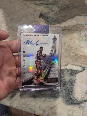 2023-24 Panini Select - In Flight Signatures Hakeem Olajuwon #IFS-OLA /125 (AU)