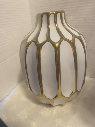 Gorgeous Contemporary White With Stunning Gold Trim 8 In Ceramic Vase