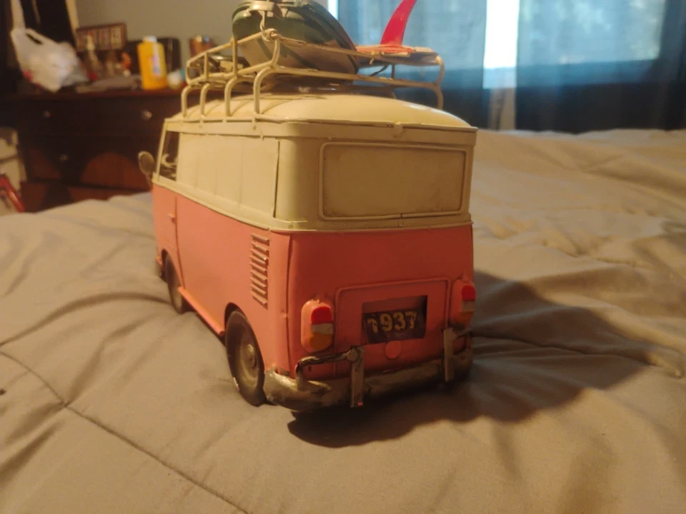 Autobús cámper VW vintage de hojalata de metal con tablas de surf Foto 4 de 4