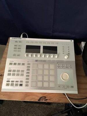 Native InstrumentsMaschine Studio White + Maschine 2 Software + Dust Cover