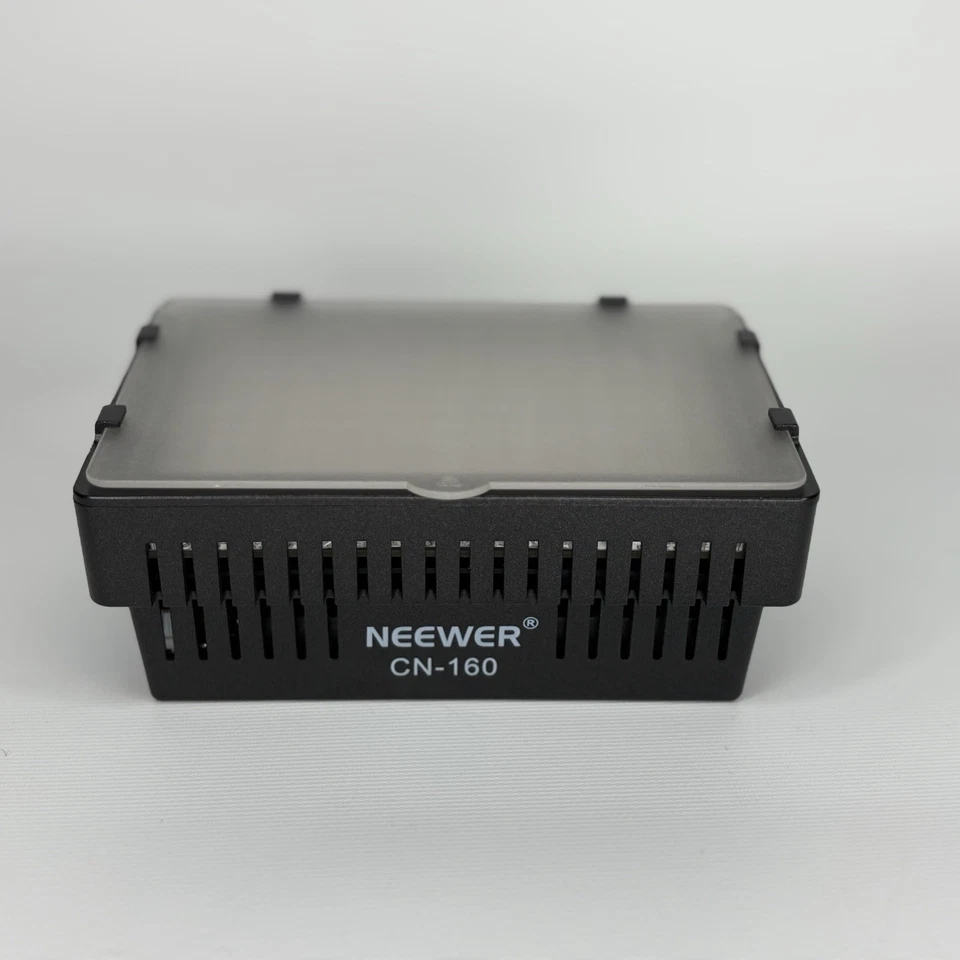 Luz para cámara digital Neewer CN-160 Power Panel, estuche de transporte, 2 baterías Foto 3 de 4