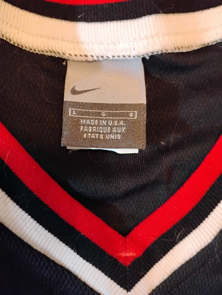 Camiseta deportiva marca Chicago Bulls Elton negra y roja talla L Foto 2 de 3