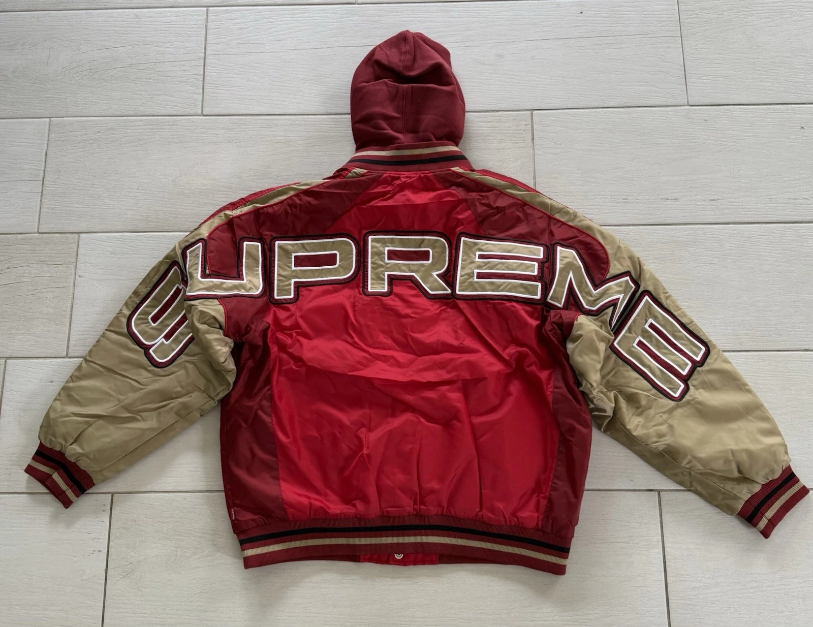 Veste Stade à Capuche Rouge Supreme Taille L/XL   Neuve   Prêt à Expédier