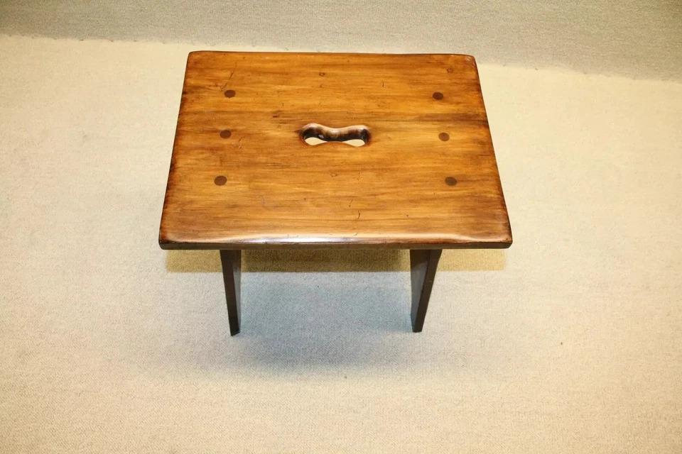 Antiguo asiento de banco de arce artesanal - Taburete de madera artesanal con mango Foto 2 de 4