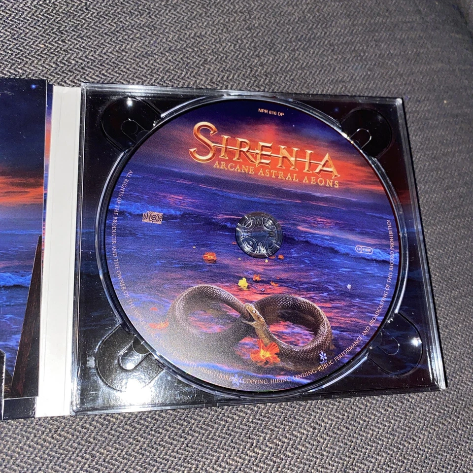 Sirenia – Arcane Astral Aeons (2018 Napalm Records) Near MINT CD Digipak Case Foto 3 de 4