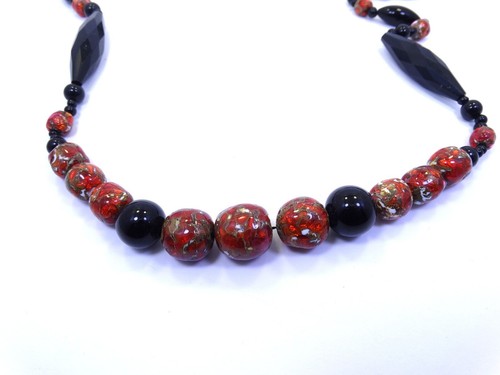 Collar vintage dorado escamas rojas de cerámica y cuentas graduadas de ónix negro facetado de 34 - Imagen 4 de 7