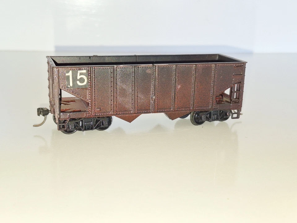 Roundhouse & Athearn Hopper wagons x 3. Unbranded. Good cond. No Box. HO Scale - Image 4 of 4