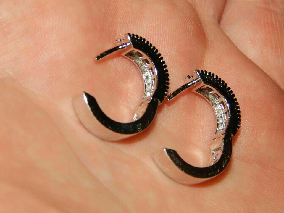 Pendientes Huggie de aro de diamantes y cuarzo ahumado de corte redondo de 3 quilates acabado en oro blanco de 14 quilates Foto 4 de 4