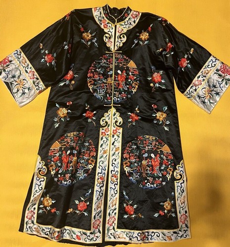 Vintage 1950s Black Silk Handmade Embroidered Japanese Kimono Robe Medium