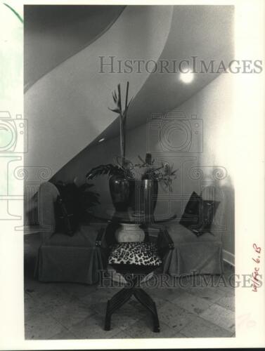 1989 Press Photo Minimalist furniture- under-the-stairs table and chairs - Afbeelding 1 van 2