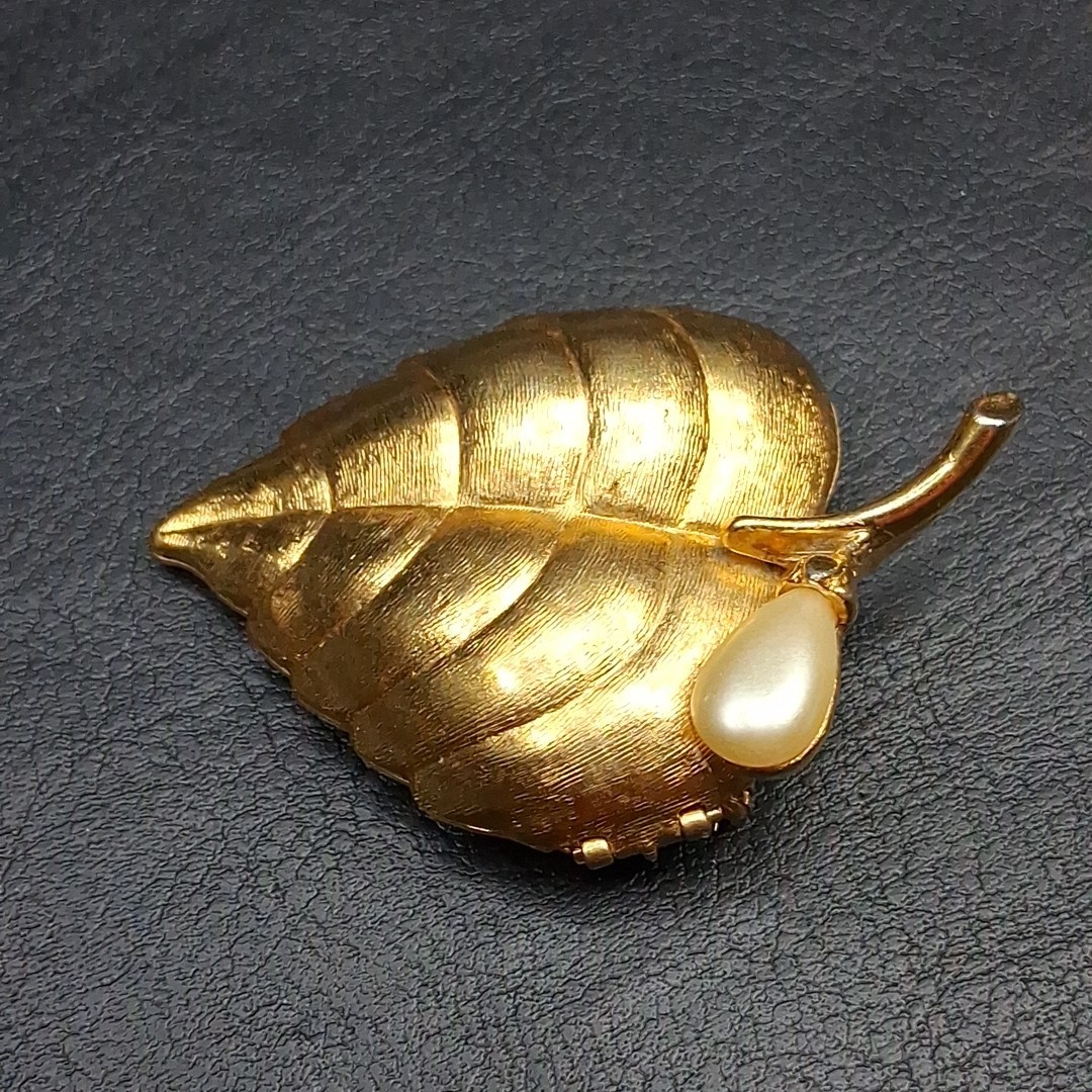 Vintage AVON Compact Solid Perfume Pin Brooch Lea… - image 5