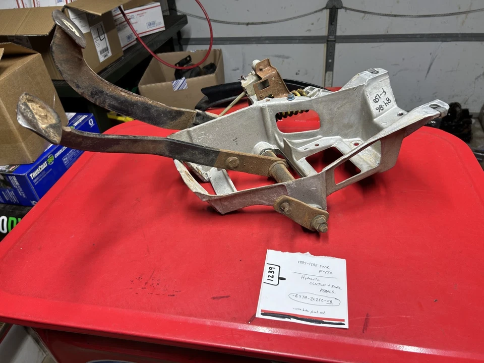 84-86 Ford F-150 — педали гидравлического сцепления и тормоза в сборе F350 F-250 - Изображение 3 из 4