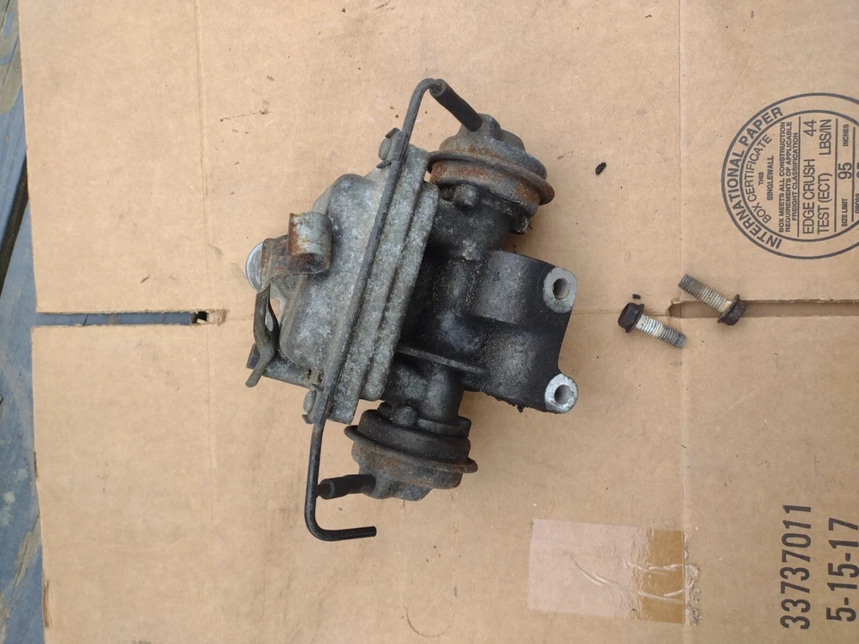 1994 Toyota Land Cruiser FZJ80 Exhaust Recirculating Vacuum Actuator Assembly  - Image 4 of 4