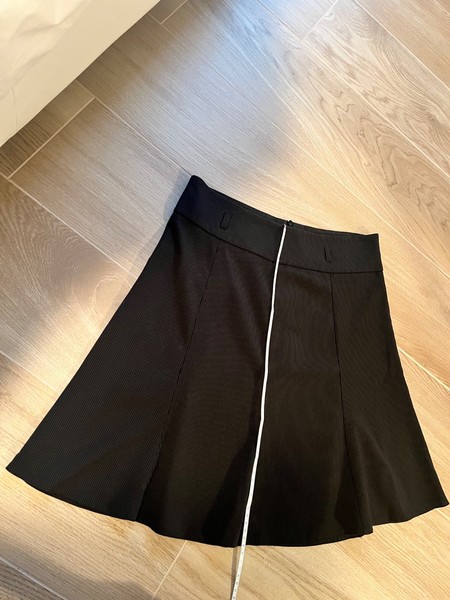 schwarzer Nadelstreifen Rock knielang, Grösse M