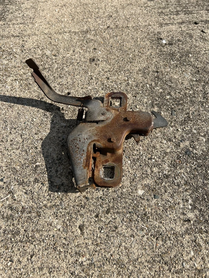 Conjunto de bloqueo de capó usado OEM 1992-1996 Ford F150 Bronco F250 F350 Foto 2 de 4