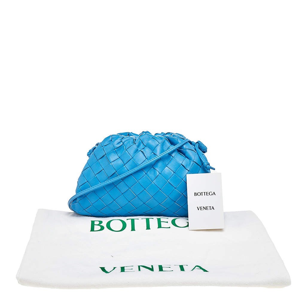 Bottega Veneta Mini borsa a tracolla The Pouch in pelle blu intrecciata