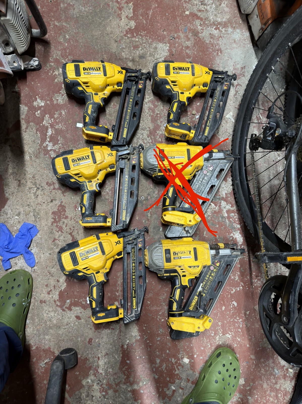 Handgun Loading DEWALT DCN660 XR 18V Brushless Nail Gun and 1st fix DCN692 Nail gun ...