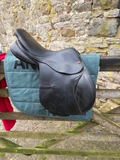 Czarne siodełko skokowe Albion Kontrol 17,5 cala MW