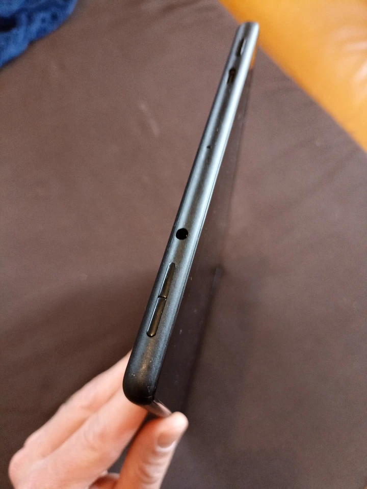 Fire HD 10 (9th Generation) 32GB, WLAN, 10,1 " Sprung Im Display , 100% Funktion - Bild 2 von 4