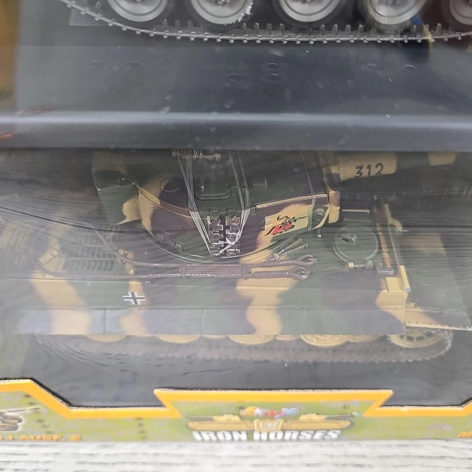 Ultimate Soldier 32X Iron Horses Tiger I AUSF. E vs. M18 Hellcat 1:32 - Sealed - Image 3 of 4