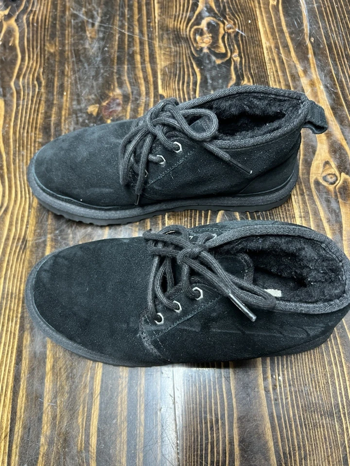UGG Neumel 女式短靴黑色麂皮绒 7 码 — 第 4/4 张图片